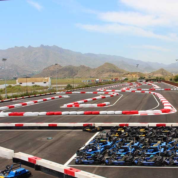 Circuito de karts en Garrucha de 400m de longitud. Coches de 200 y 300cc. Competiciones profesionales.Coches adaptados para personas con movilidad reducida.