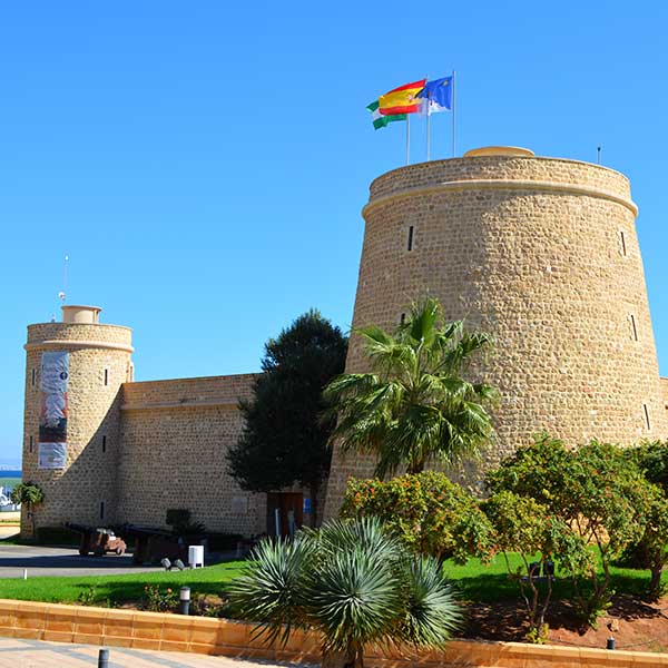 El castillo de las Roquetas o de  Santa Ana fue construido entre el año 1501 y el 1522 para proteger este punto de la costa de los ataques de piratas