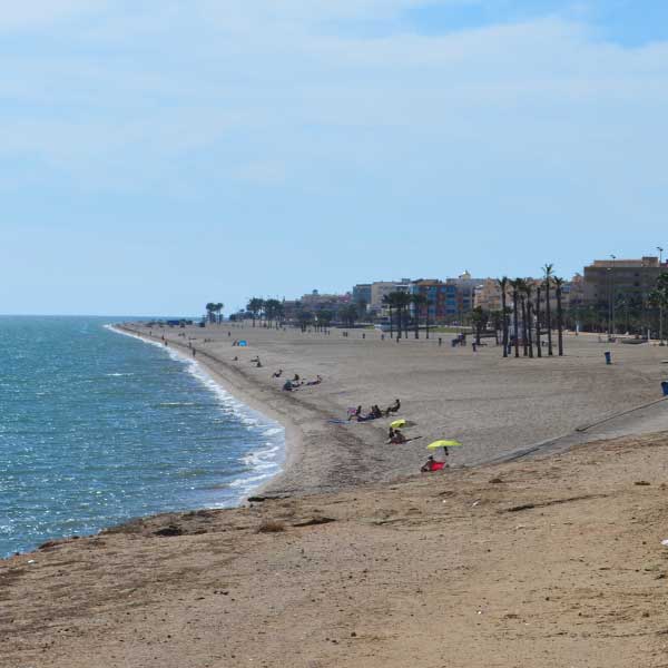 Uno de los principales atractivos de Roquetas de Mar son sus playas: Las Salinas, La Urba, Playa Serena, Romanilla, Bajadilla, Cerrillos.